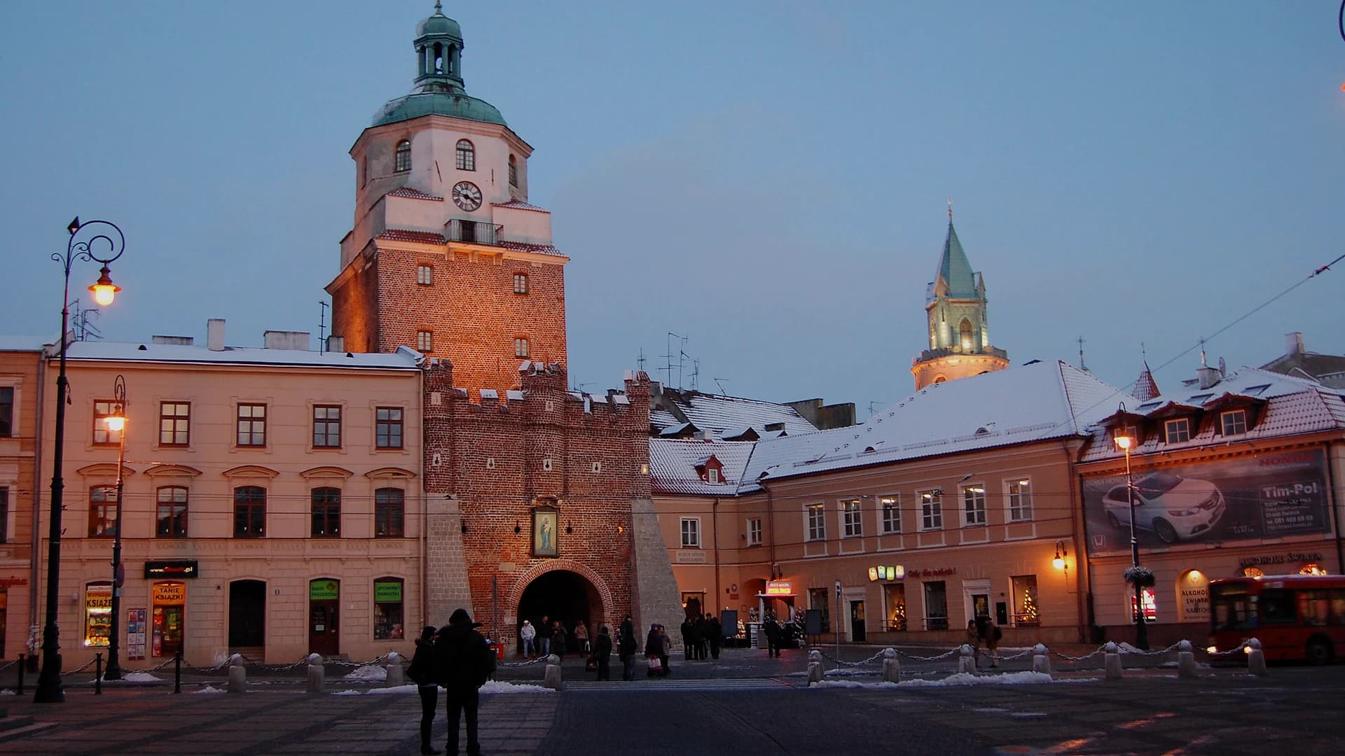 Prawdziwy widok Bramy Krakowskiej i placu Łokietka w Lublinie