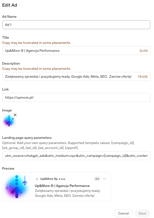 Ekran Edit Ad w OpenAI Ads Manager: pola nazwy, tytułu i opisu z licznikami znaków, adres strony docelowej, miniatura obrazu, parametry adresu oraz podgląd karty reklamy w rozmowie